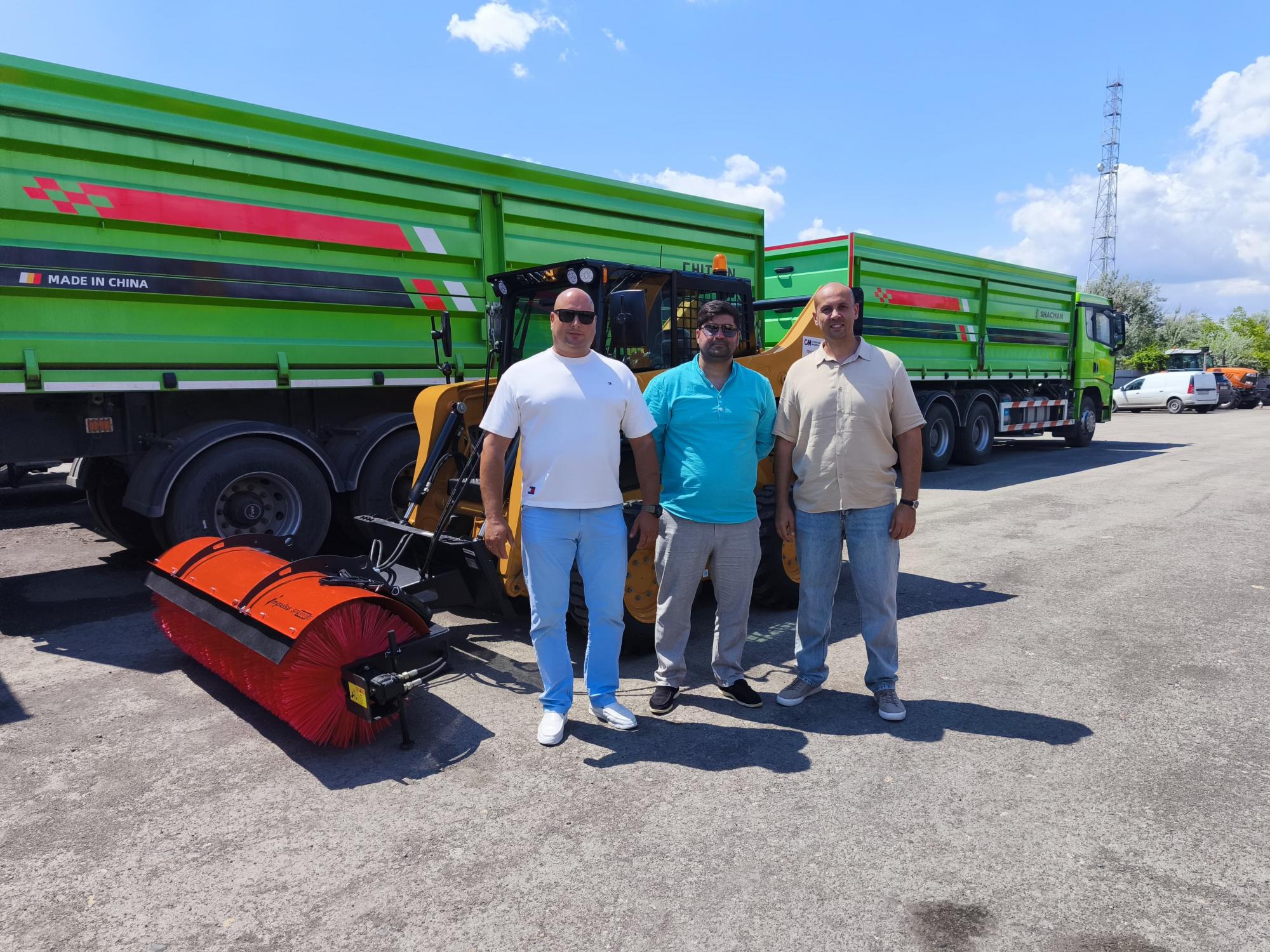 Успешная отгрузка мини погрузчика с щеткой SANY SS270V нашему довольному клиенту